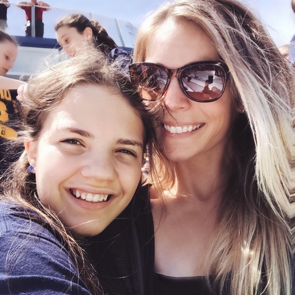 Meet your Poshers, Jessica & Laila - Picture 1 of 6